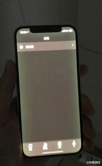 换机也没用!iPhone 12再曝屏幕边缘发绿问题,花粉:这真的是好屏幕