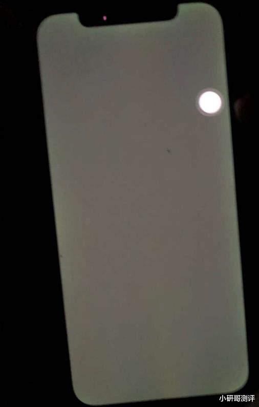 换机也没用!iPhone 12再曝屏幕边缘发绿问题,花粉:这真的是好屏幕