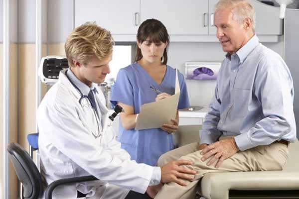 老人的膝关节疼的厉害怎么办？要不要做关节置换？