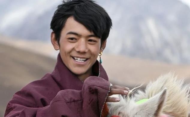 丁真走红后，家族趣事多！爸爸担心没人放牛，舅舅撞脸郑伊健胡歌
