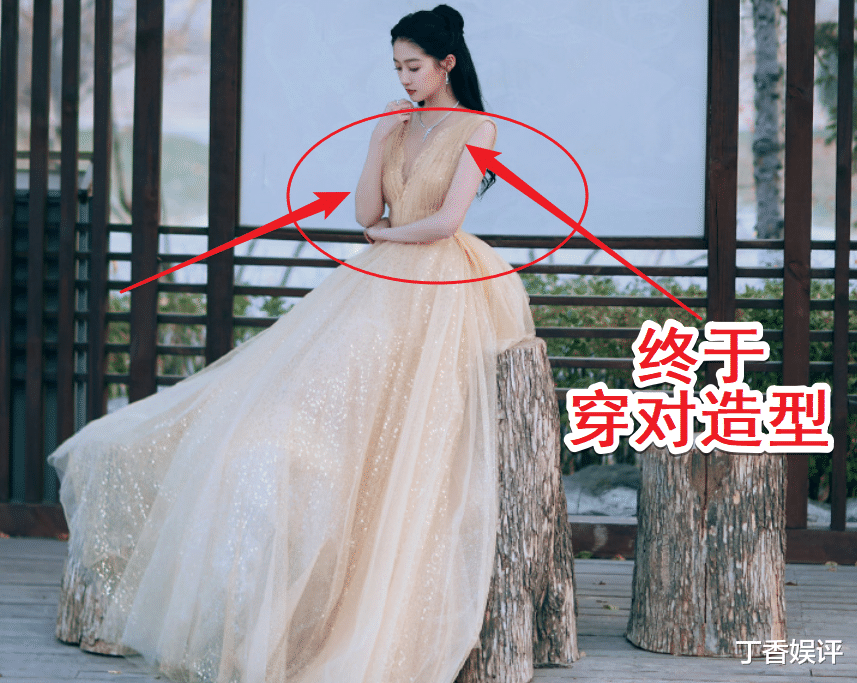 关晓彤穿淡黄的长裙亮相，肤白貌美似贝儿公主，这是换造型师了