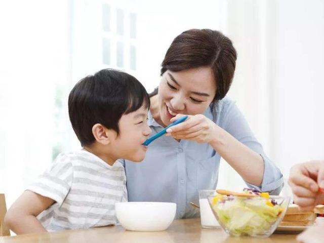 孩子不好好吃饭,可能是家长犯了这些错误,不要掉以轻心