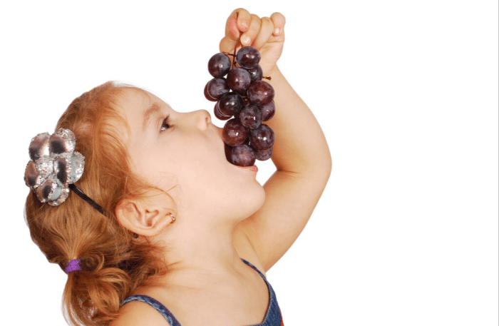 八月让孩子多吃葡萄，最大的好处就是能提升孩子免疫力和食欲