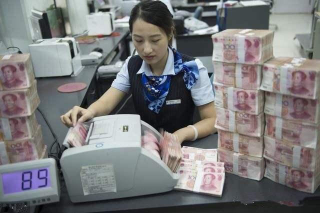 有多少存款就可以坐等收钱?银行:达到这个数,每个月利息3000元 有多少存款就可以坐等收钱?银行:达到这个数,每个月利息3000元