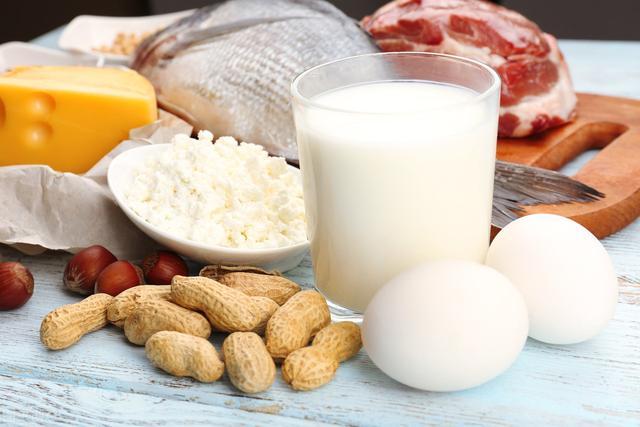 得了糖尿病肾病，还能吃肉、喝牛奶？饮食注意哪4点对病情有利？