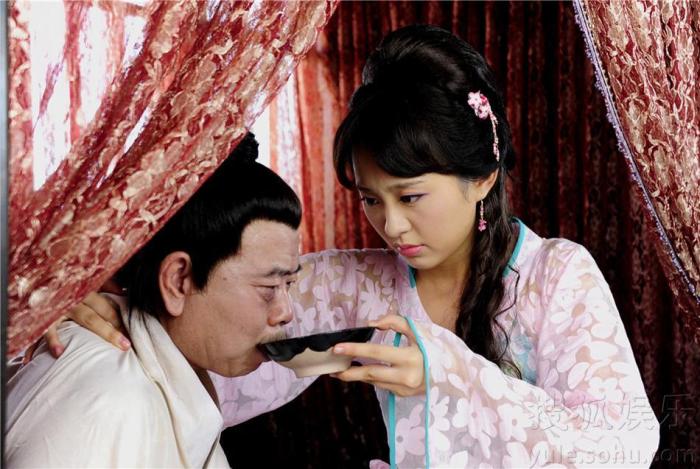 父亲抱摔幼儿罪无可赦,拍摄视频的母亲又该当何罪