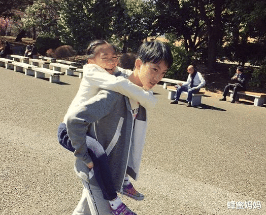 哥哥总与妹妹“如胶似漆”,但妹妹却很抗拒,妹妹脱衣后妈妈泪奔