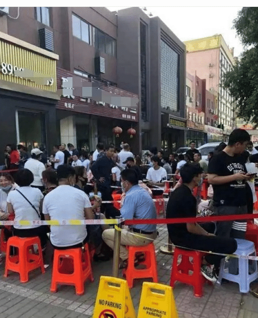 曝光:沧州某楼盘彻夜排队内幕!是不是托儿?