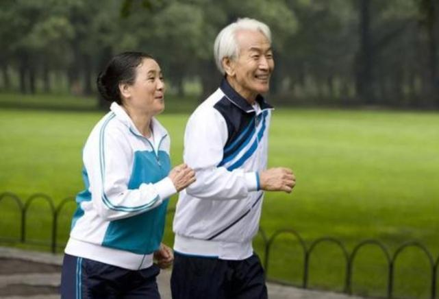 百岁老人的长寿秘诀：常做4件小事，健脾益胃，防老年痴呆