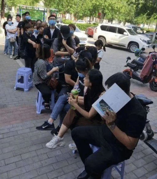 曝光:沧州某楼盘彻夜排队内幕!是不是托儿?