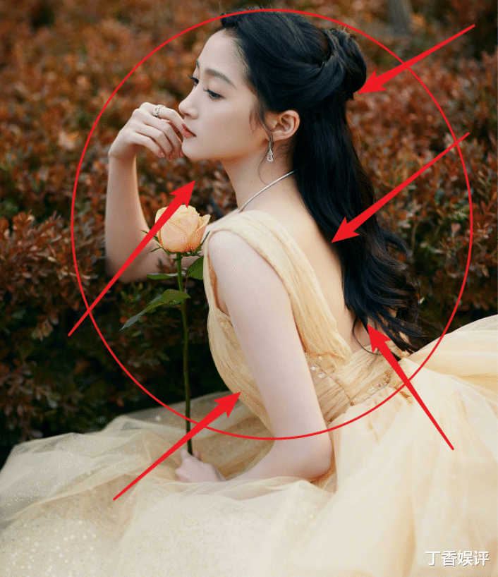 关晓彤穿淡黄的长裙亮相，肤白貌美似贝儿公主，这是换造型师了