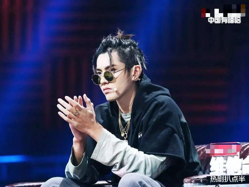蔡徐坤造型模仿吴亦凡？手势表情相似引骂战，吴亦凡被扒模仿权志龙