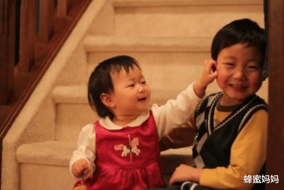 哥哥总与妹妹“如胶似漆”,但妹妹却很抗拒,妹妹脱衣后妈妈泪奔