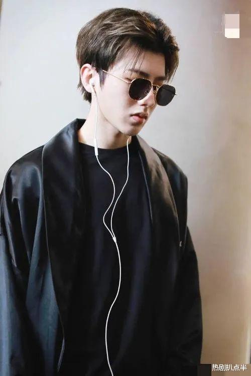 蔡徐坤造型模仿吴亦凡?手势表情相似引骂战,吴亦凡被扒模仿权志龙 蔡徐坤造型模仿吴亦凡?手势表情相似引骂战,吴亦凡被扒模仿权志龙
