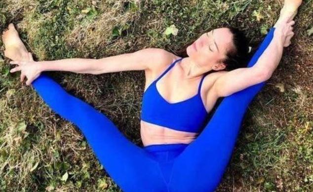 虎背熊腰怎么办？不妨试试这5种瑜伽体式，助你练出迷人美背
