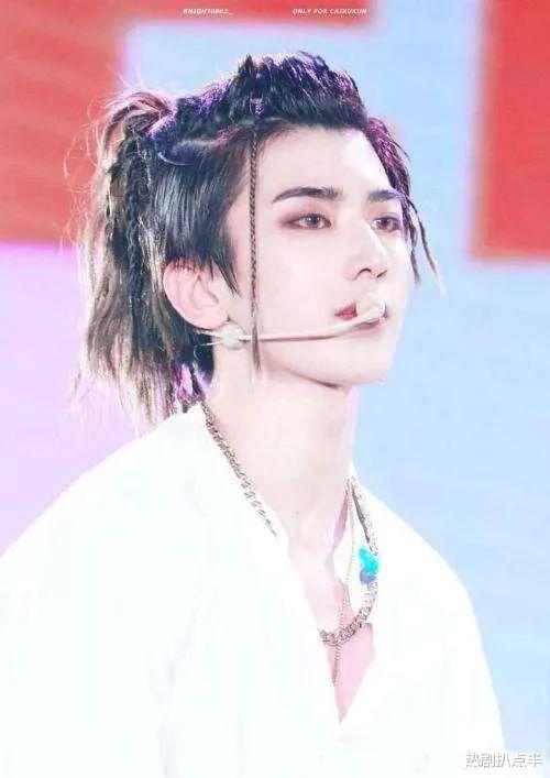 蔡徐坤造型模仿吴亦凡？手势表情相似引骂战，吴亦凡被扒模仿权志龙