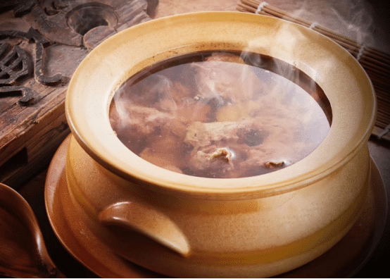 营养价值极高的老火靓汤，养身的绝佳之品，养成一种喝汤的习惯