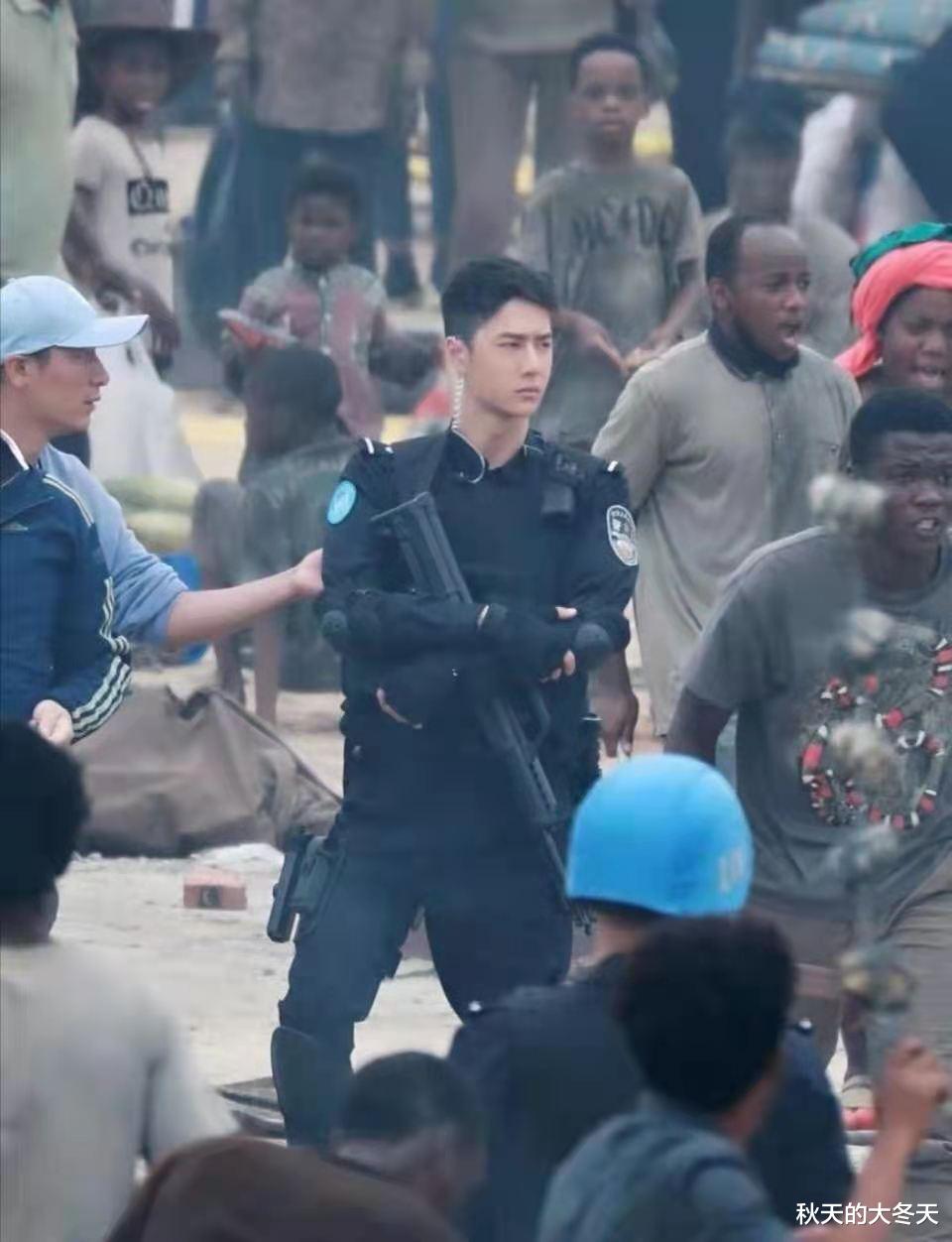 王一博警服路透曝光!造型比《冰雨火》更圈粉,合作53亿票房男主 王一博警服路透曝光!造型比《冰雨火》更圈粉,合作53亿票房男主