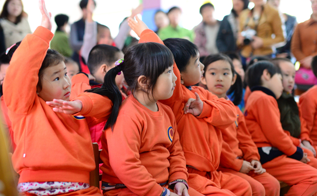 幼儿园放学时间延长到六点，解决家长的大难题，但新问题层出不穷