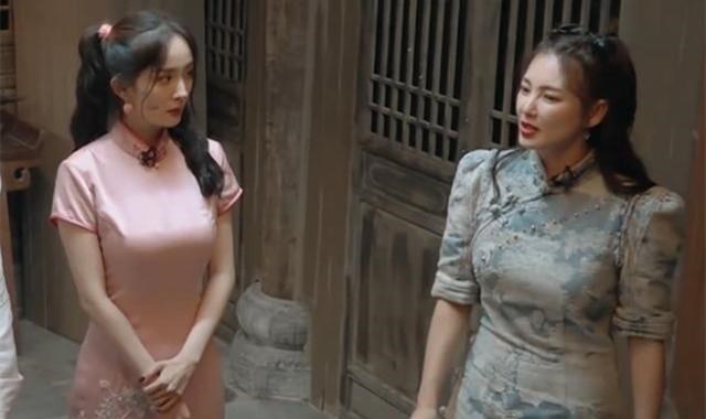 张雨绮杨幂都穿上旗袍,当两人站一块,才发现骨架大有多吃亏 张雨绮杨幂都穿上旗袍,当两人站一块,才发现骨架大有多吃亏