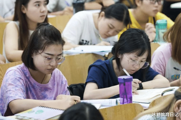 大学生迎来“新政策”，很多学生难以接受，专科生出路在哪里