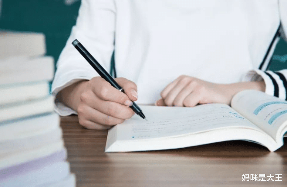大学生毕业后是当公务员,还是考研?两者之间差距大,选择需谨慎 大学生毕业后是当公务员,还是考研?两者之间差距大,选择需谨慎