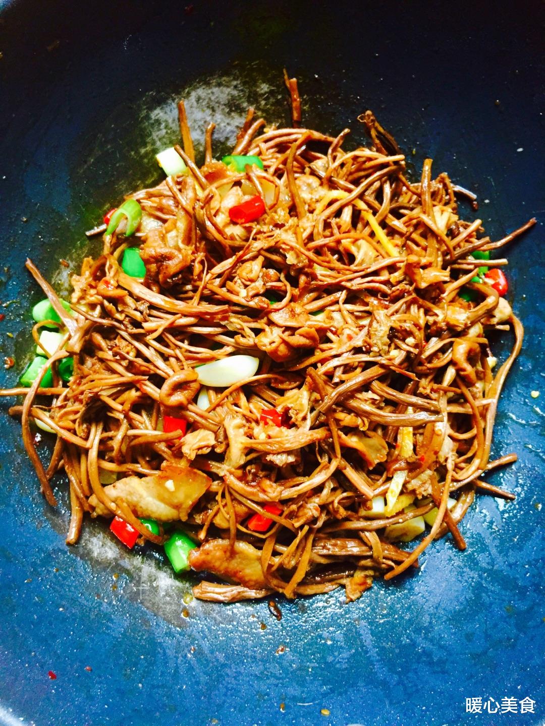 干锅茶树菇,鲜香味美,快和小编一起悄悄学习做法吧 干锅茶树菇,鲜香味美,快和小编一起悄悄学习做法吧
