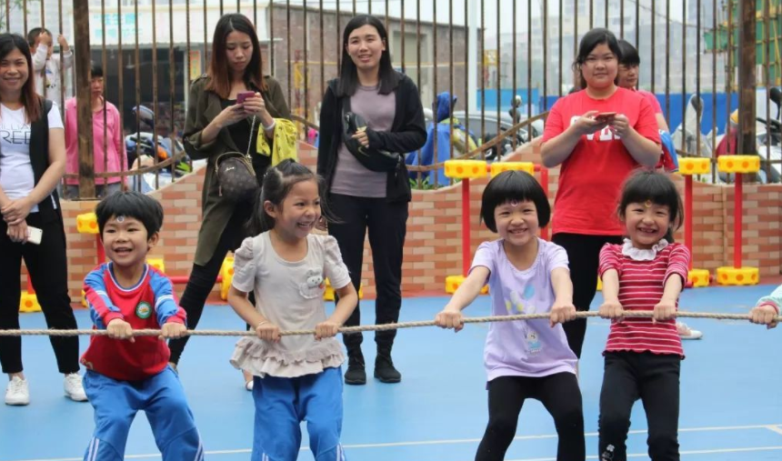 幼儿园放学时间延长到六点，解决家长的大难题，但新问题层出不穷
