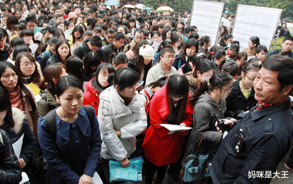 大学生毕业后是当公务员,还是考研?两者之间差距大,选择需谨慎 大学生毕业后是当公务员,还是考研?两者之间差距大,选择需谨慎