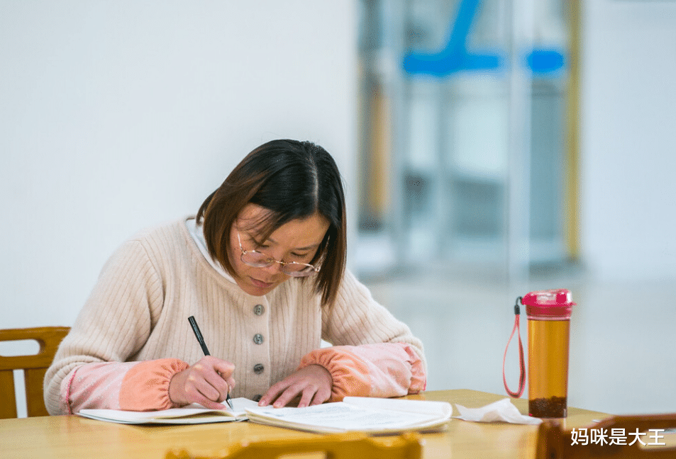 大学生毕业后是当公务员,还是考研?两者之间差距大,选择需谨慎 大学生毕业后是当公务员,还是考研?两者之间差距大,选择需谨慎