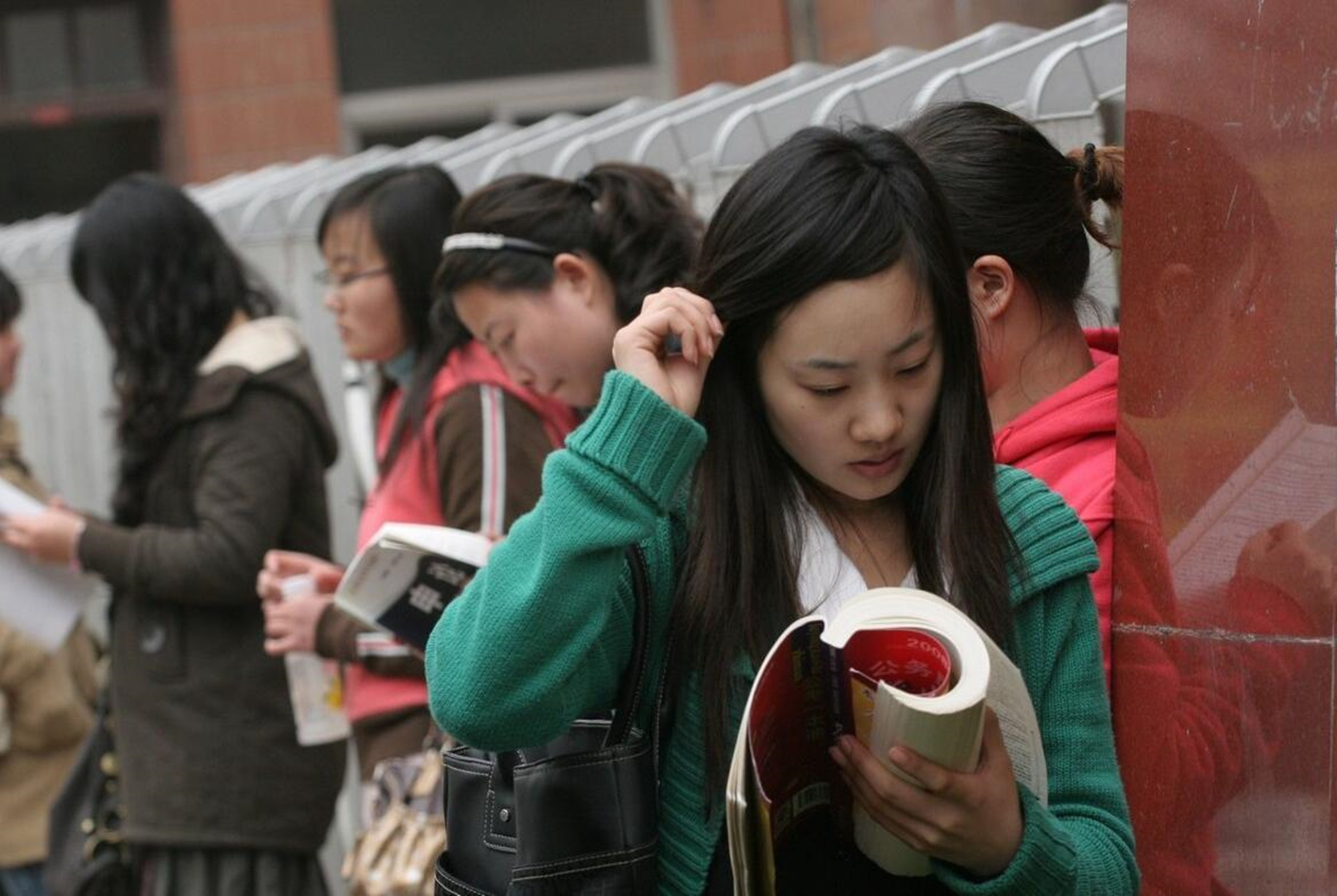 大专生吃上“公家饭”的好机会,待遇不输公务员,期满有望转编 大专生吃上“公家饭”的好机会,待遇不输公务员,期满有望转编
