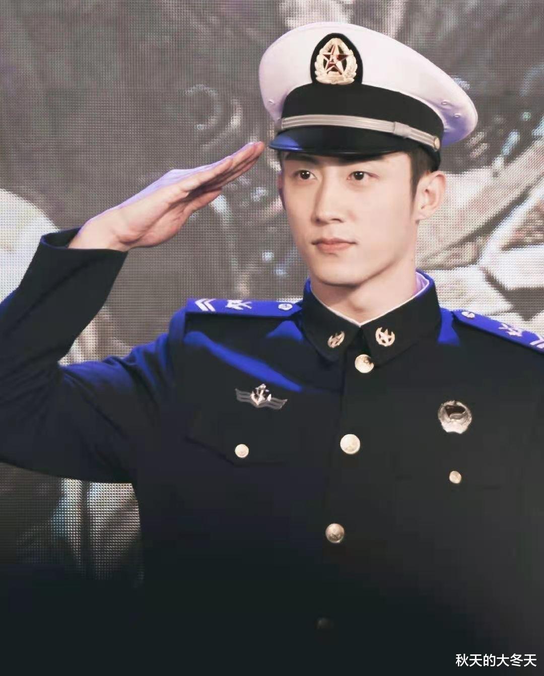 王一博警服路透曝光!造型比《冰雨火》更圈粉,合作53亿票房男主 王一博警服路透曝光!造型比《冰雨火》更圈粉,合作53亿票房男主