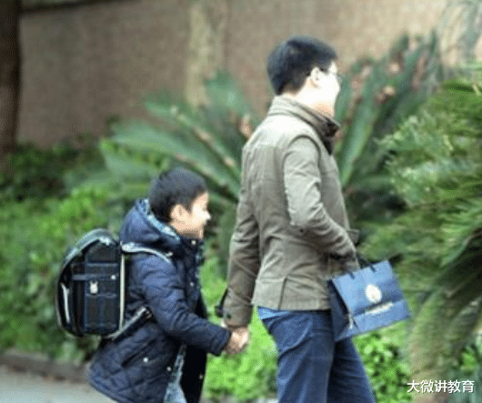 中小学生迎来好消息，教育部调整上课时间，学生能睡到自然醒了