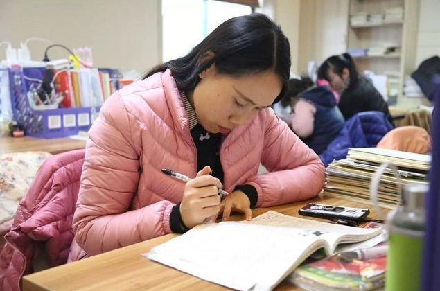 教师带薪寒暑假或将取消,和公务员一样朝九晚五,教师反应很意外 教师带薪寒暑假或将取消,和公务员一样朝九晚五,教师反应很意外