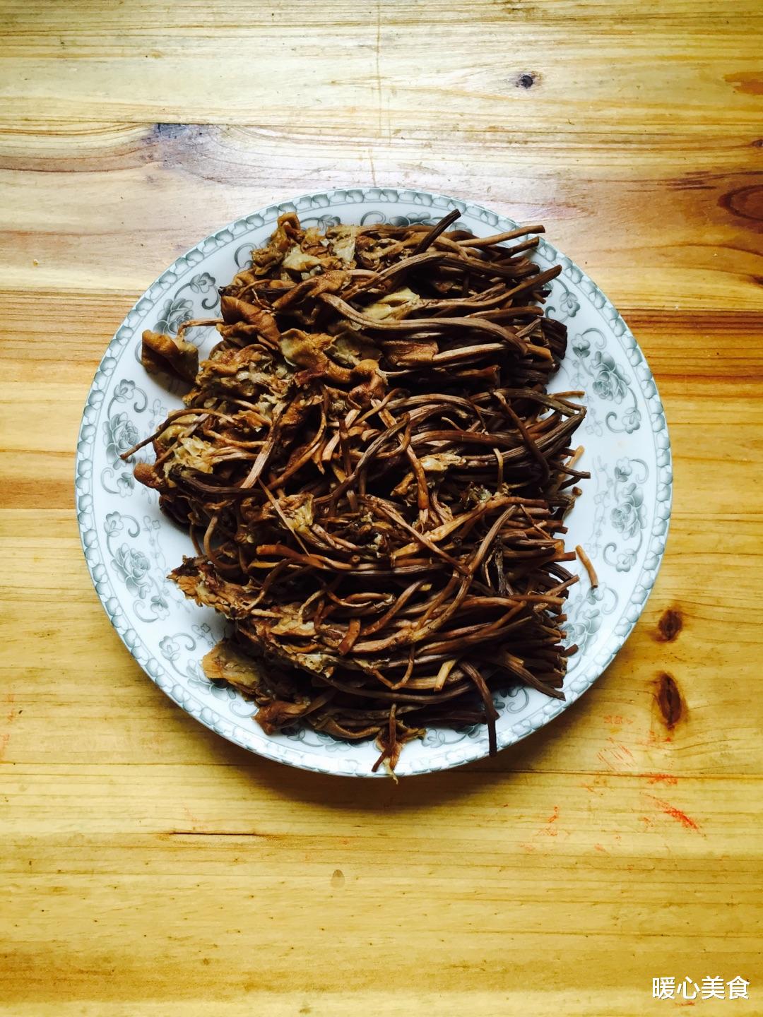 干锅茶树菇，鲜香味美，快和小编一起悄悄学习做法吧