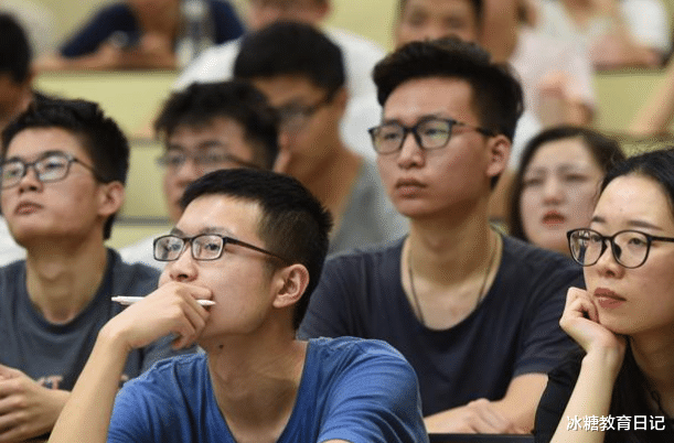 大学生迎来“新政策”，很多学生难以接受，专科生出路在哪里