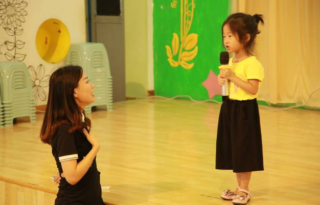 幼儿园放学时间延长到六点，解决家长的大难题，但新问题层出不穷