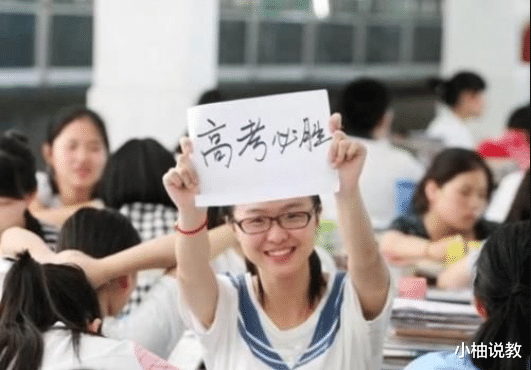 2021年高考在即，妈妈们身穿旗袍花样陪考，满满的“仪式感”