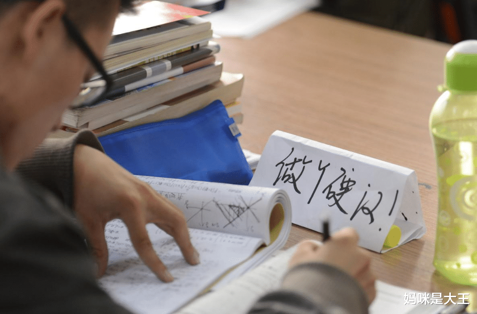 大学生毕业后是当公务员,还是考研?两者之间差距大,选择需谨慎 大学生毕业后是当公务员,还是考研?两者之间差距大,选择需谨慎