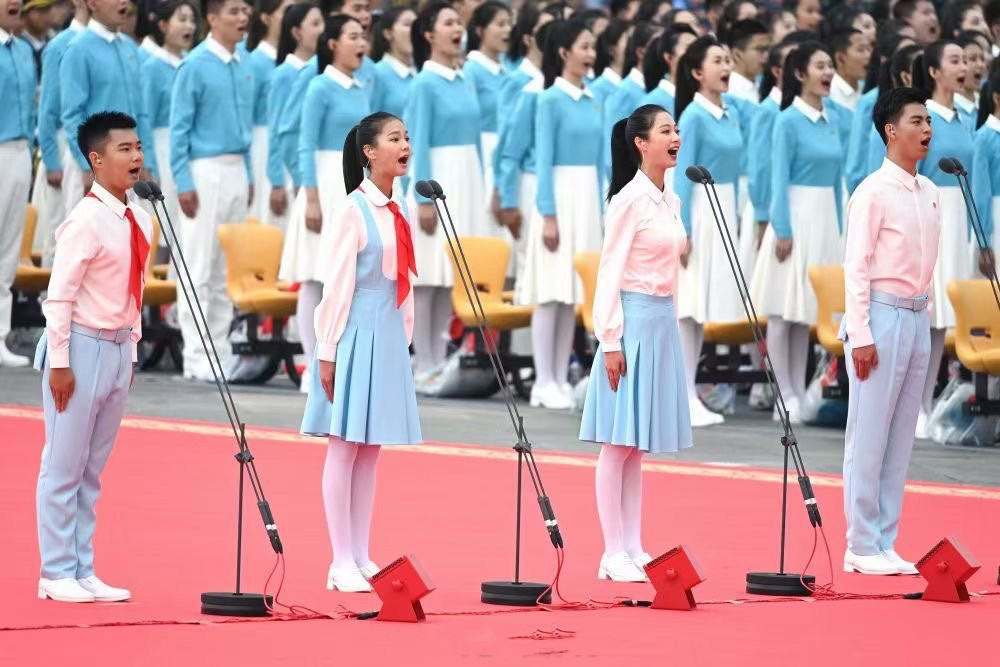 中国传媒大学“校花”冯琳走红,千里挑一的领诵员,气质超凡脱俗 中国传媒大学“校花”冯琳走红,千里挑一的领诵员,气质超凡脱俗