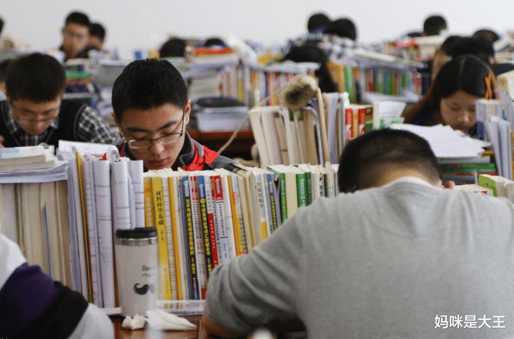 大学生毕业后是当公务员，还是考研？两者之间差距大，选择需谨慎