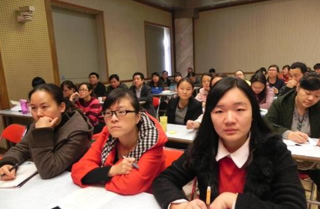 师范生当老师要考编，名校生直接录用入编，差别待遇让众人不满