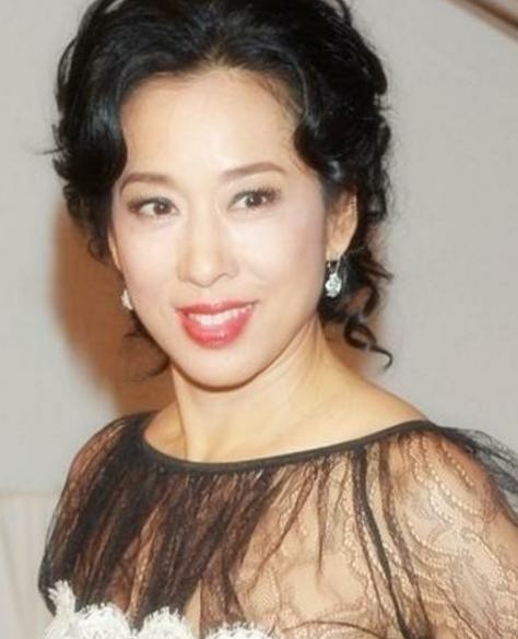 她是香港最美小姐,19岁嫁郭晶晶公公,50岁再嫁百亿富豪 她是香港最美小姐,19岁嫁郭晶晶公公,50岁再嫁百亿富豪
