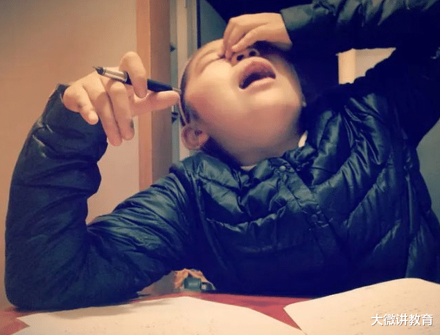 中小学生迎来好消息，教育部调整上课时间，学生能睡到自然醒了