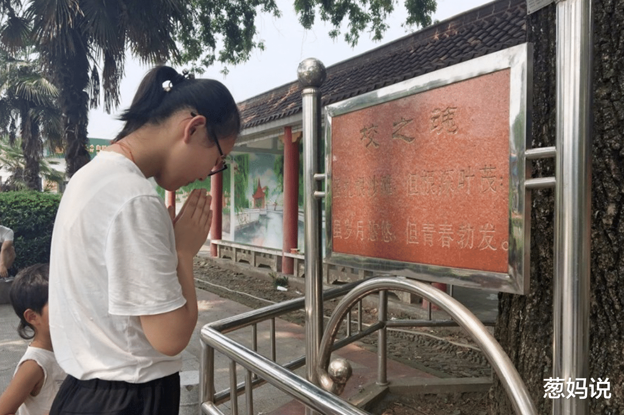 高考家长花式加油，让人大开眼界，这波操作又暖又燃，你get到了吗