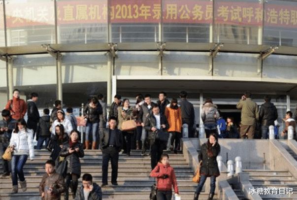 大学生迎来“新政策”，很多学生难以接受，专科生出路在哪里