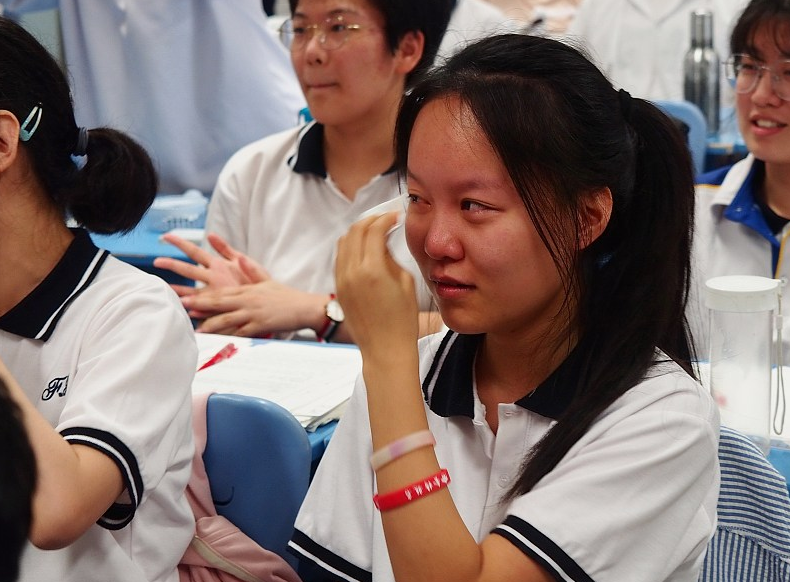 朋友圈晒985大学录取通知书,亲戚留言不让去:就是个野鸡大学 朋友圈晒985大学录取通知书,亲戚留言不让去:就是个野鸡大学