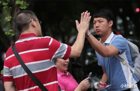 2021年高考在即,妈妈们身穿旗袍花样陪考,满满的“仪式感” 2021年高考在即,妈妈们身穿旗袍花样陪考,满满的“仪式感”