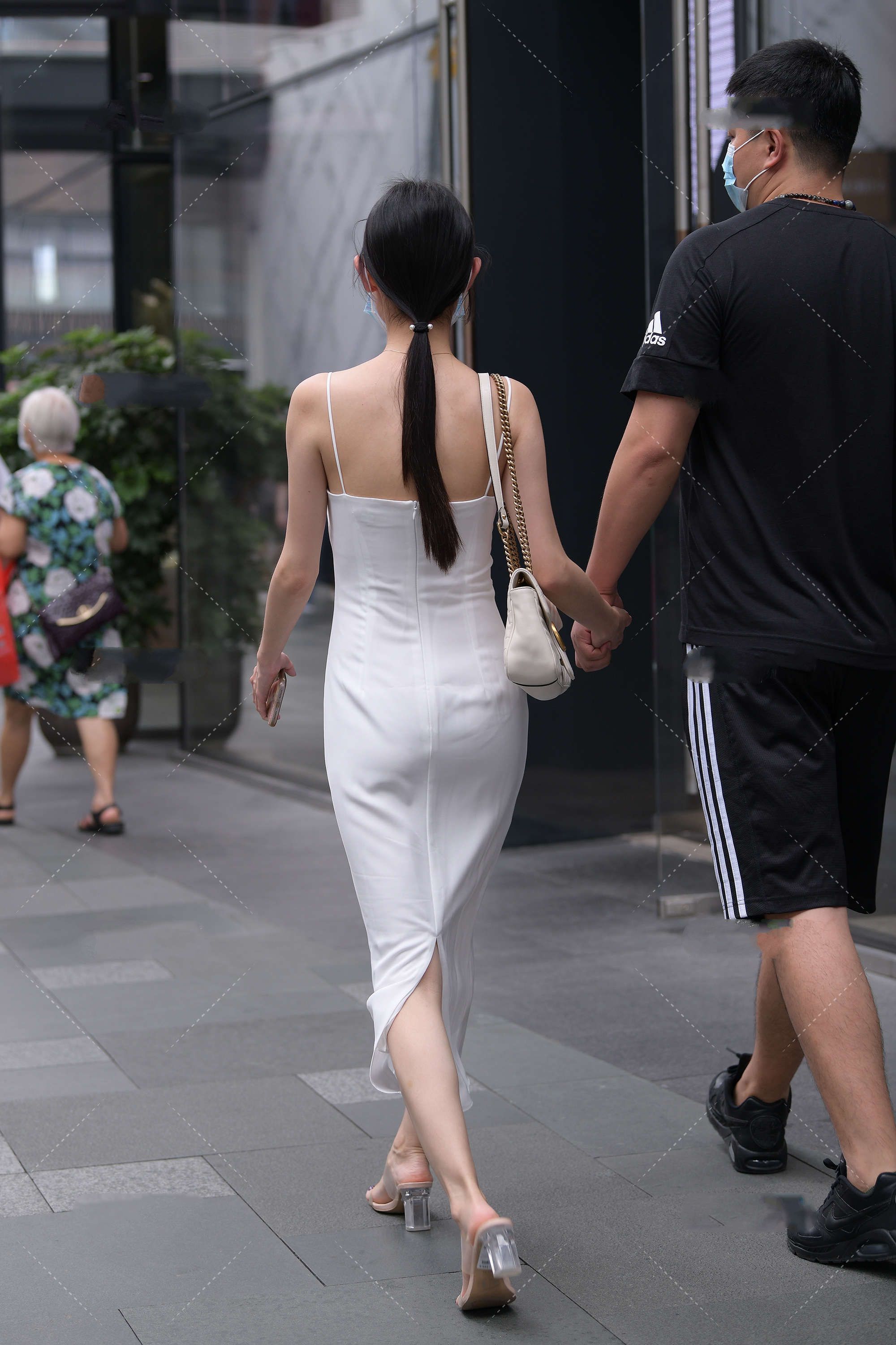白色长款连衣裙高贵又纯洁，不仅显瘦还凸显气质
