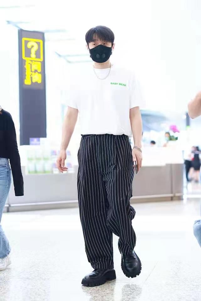 李荣浩帅气造型，T恤+条纹裤文艺时髦，他很喜欢“塞衣摆”这一招